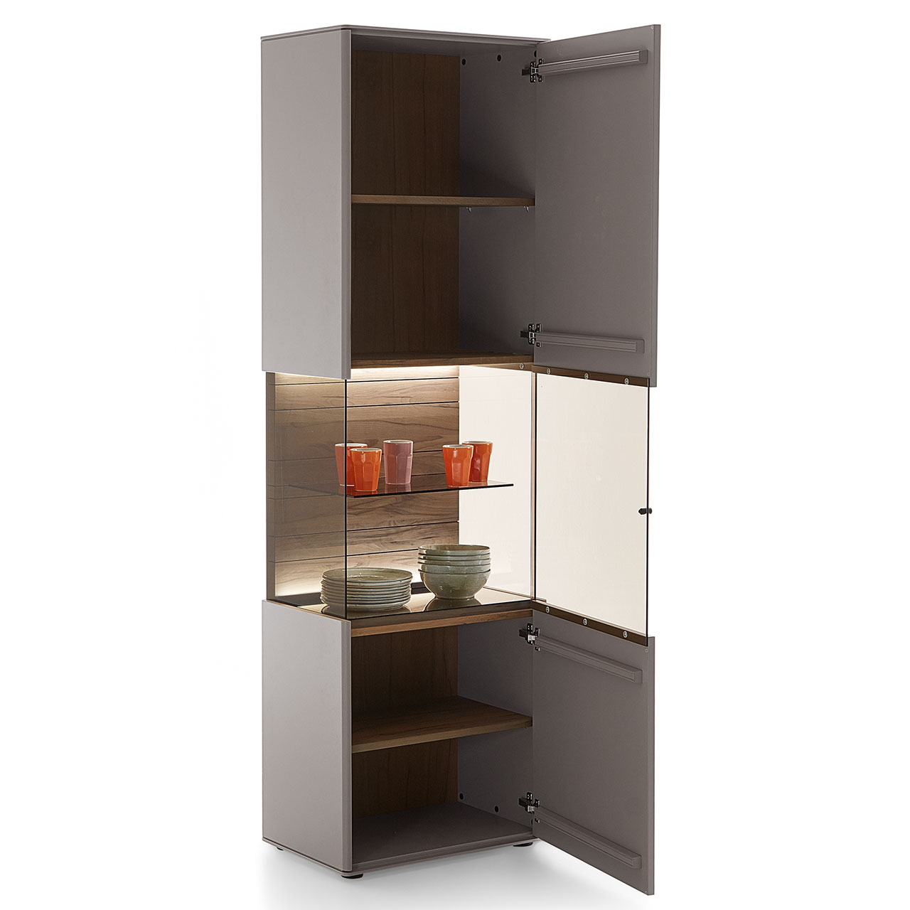 Moderne Standvitrine mit geöffneter Glas-Holztür aus sandfarben lackierter Buche. Mit beleuchtetem Glasausschnitt und strukturierter Rückwand in dunkelbrauner Altholzbuche Uyaa sowie zwei Einlegeböden.