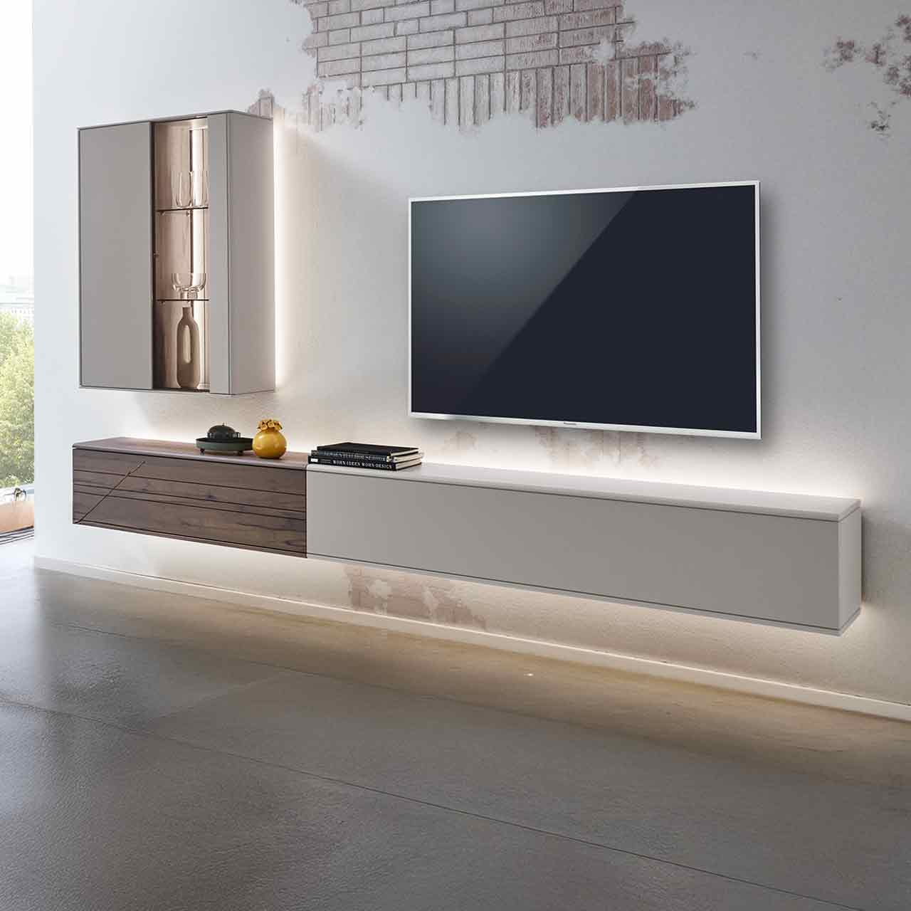 Hartmann AUDRA 5610 - Wohnwand Nr. V25 - dreiteilig aus Altholzbuche Uyaa und Lack Sand Moderne, dreiteilige Massivholzwohnwand bestehend aus zwei Hängelowboards in dunkelbraunem Holz und Lack sand und einer beleuchteten Hängevitrine mit Fronten in Lack Sand.