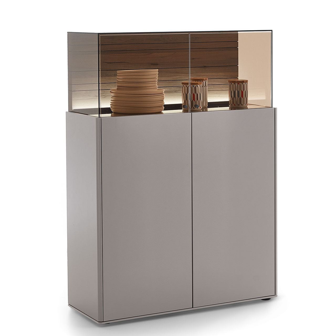 Hartmann AUDRA - Highboard 5610-7101 - Lack Sand Modernes Highboard aus Massivholz mit sandfarben lackierten Fronten und aufgesetztem Glaskasten aus Parsolbronze. Die Rückwand aus Altholz Buche Uyaa ist stilvoll beleuchtet und sichtbar.