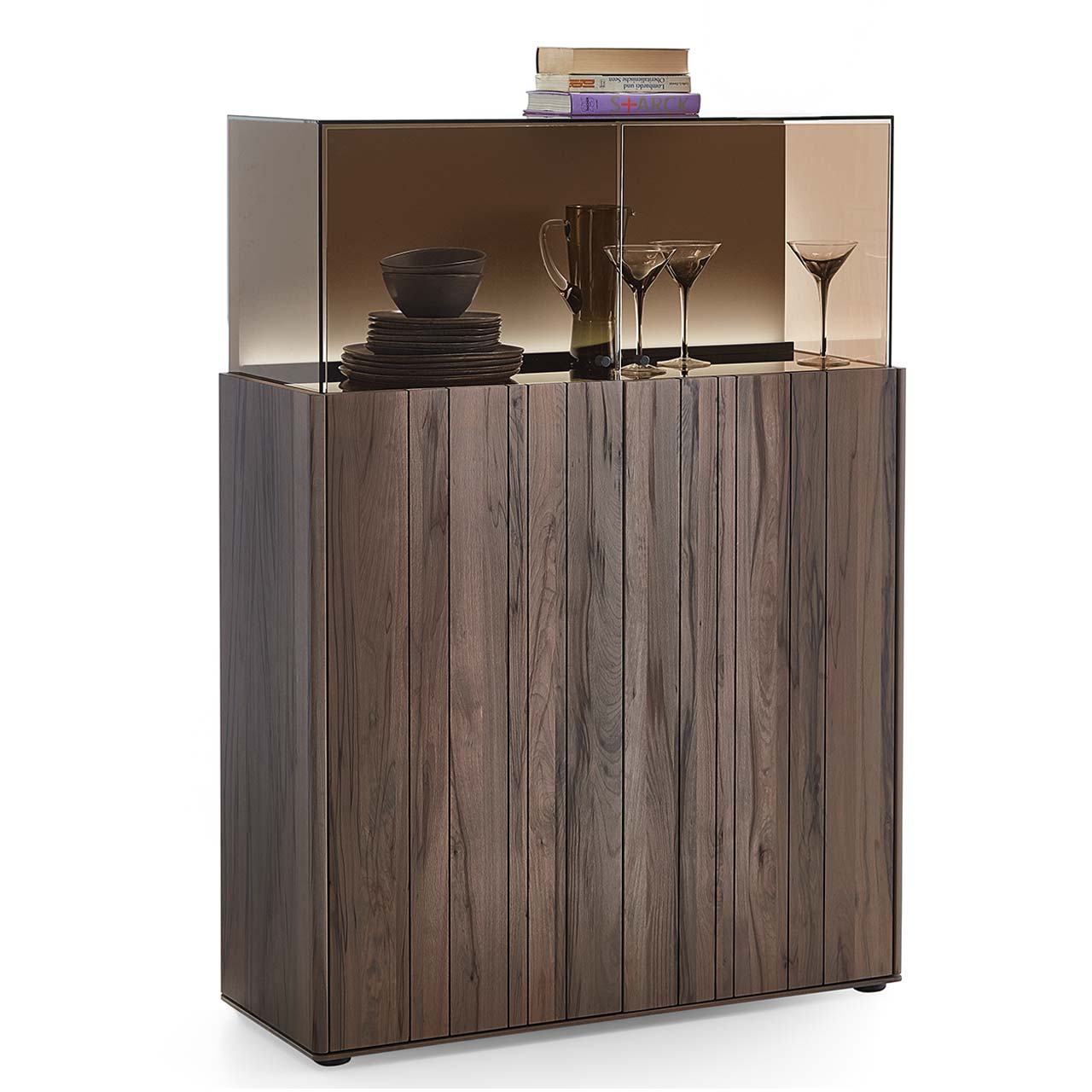 Hartmann AUDRA - Highboard 5610-7105 - Altholzbuche Uyaa Modernes Highboard aus dunkelbraunem Holz mit sichtbarer, edler Maserung, oben mit aufgesetztem Glaskasten aus getöntem Glas und beleuchteter Rückwand in sandfarbenem Lack.
