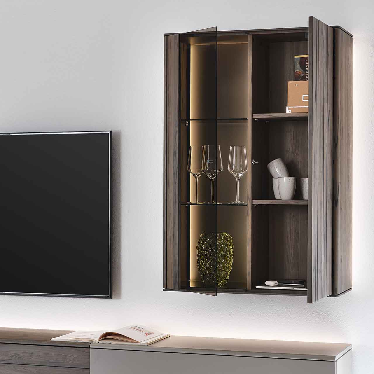Moderne Hängevitrine aus massiver dunkelbrauner Altholzbuche Uyaa mit geöffneter Holztür rechts, zwei sichtbaren Holzeinlegeböden sowie geöffneter Glastür links mit zwei Glasböden und seitlicher Beleuchtung.