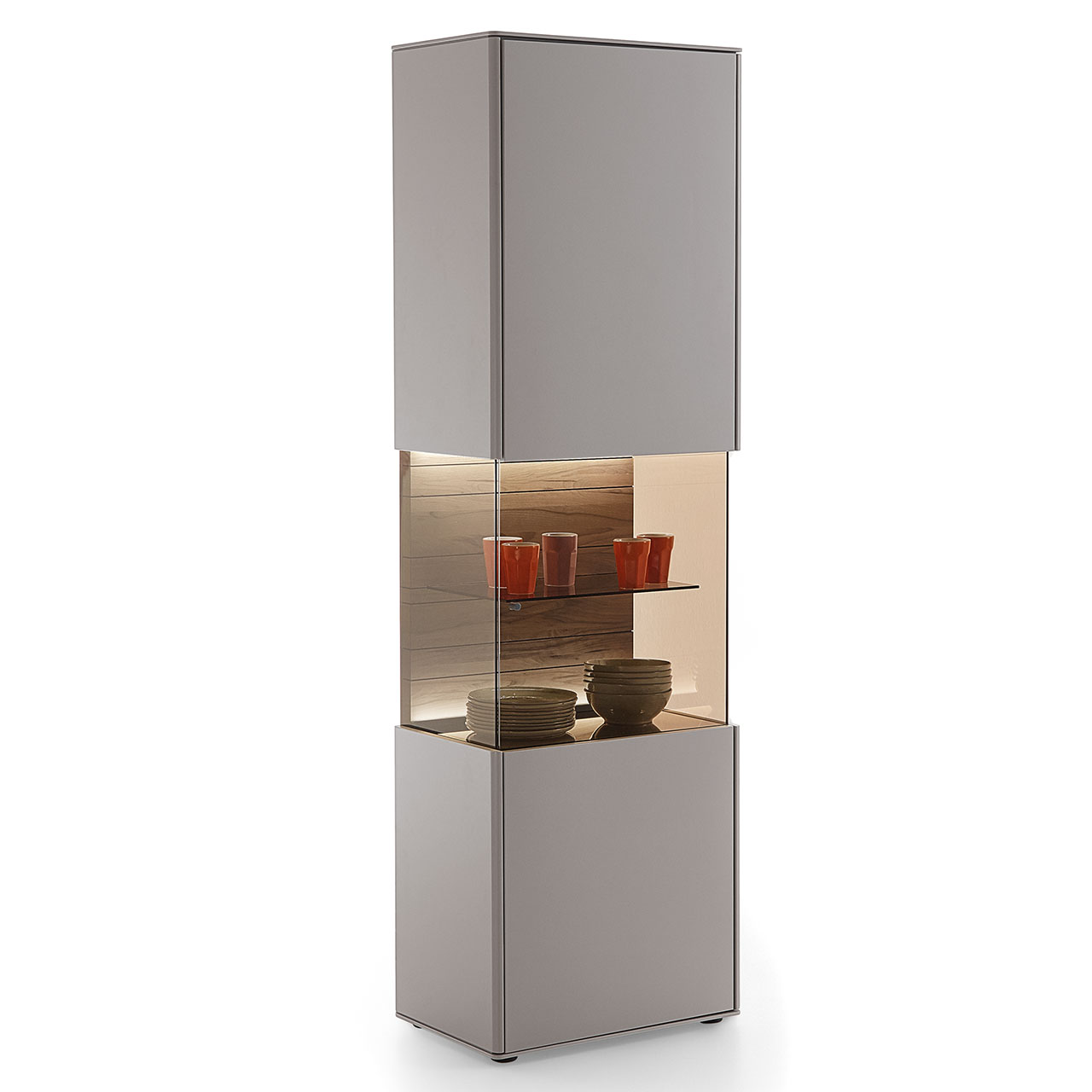 Moderne Standvitrine mit geöffneter Glas-Holztür aus sandfarben lackierter Buche. Mit beleuchtetem Glasausschnitt und strukturierter Rückwand in dunkelbrauner Altholzbuche Uyaa sowie zwei Einlegeböden.