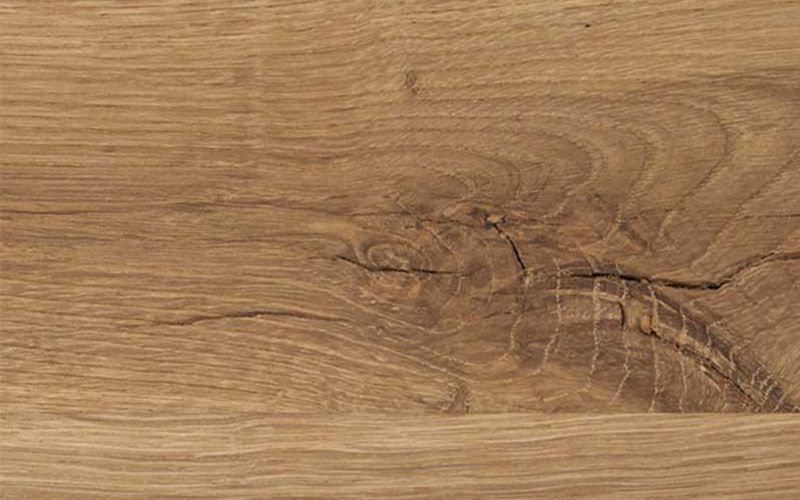 Hartmann Möbel - Holz-Kachel Kerneiche Umato Holz-Kachel in Kerneiche Umato mit lebendiger Maserung, sichtbare Holzstruktur mit feinen Rissen, Oberfläche in warmem, haselnussbraunem Naturton.