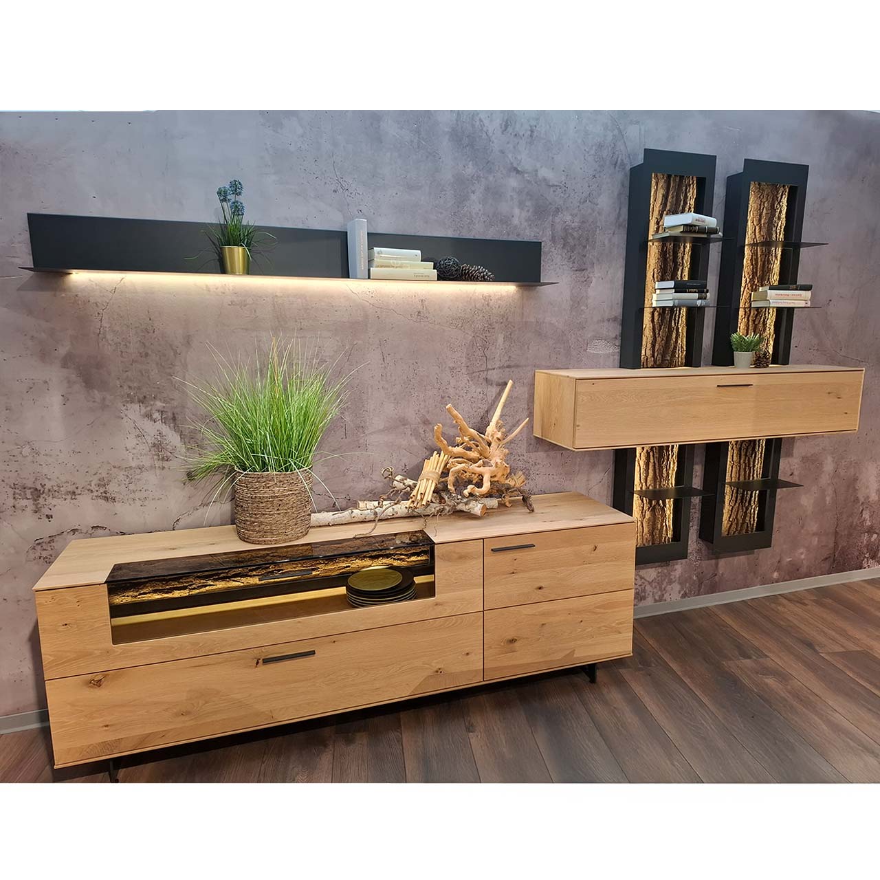 Moderne sechsteilige Wohnwand aus massiver Kerneiche und echter Baumrinde: Lowboard auf Metallkufen mit Glasausschnitt, Klappe und Schubkasten, beleuchtetes Metallpaneel, Hängeschrank aus Holz eingefasst in zwei Regalelemente aus Metall mit Baumrinde.