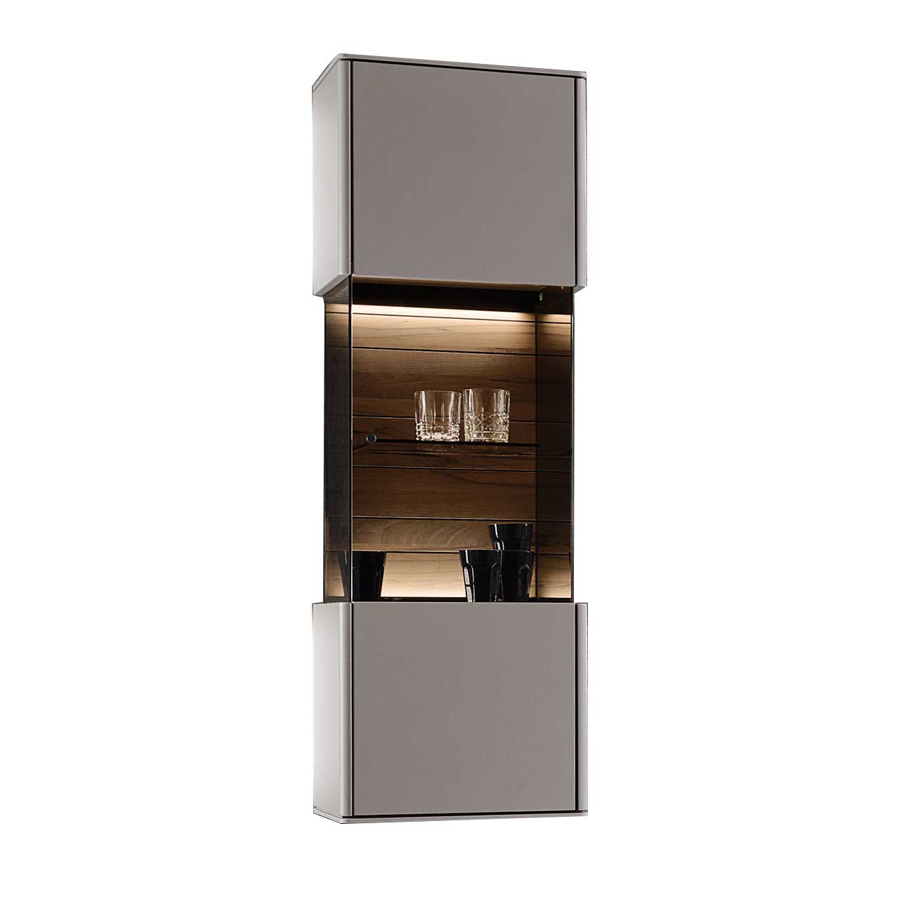 Hartmann AUDRA - Hängevitrine 5610-7042 - Lack Sand - Türanschlag rechts Moderne Hängevitrine aus Massivholz mit sandfarben lackierten Fronten. In der Mitte mit beleuchtetem Glasausschnitt und sichtbarer Holzrückwand in dunkelbrauner Altholzbuche Uyaa.