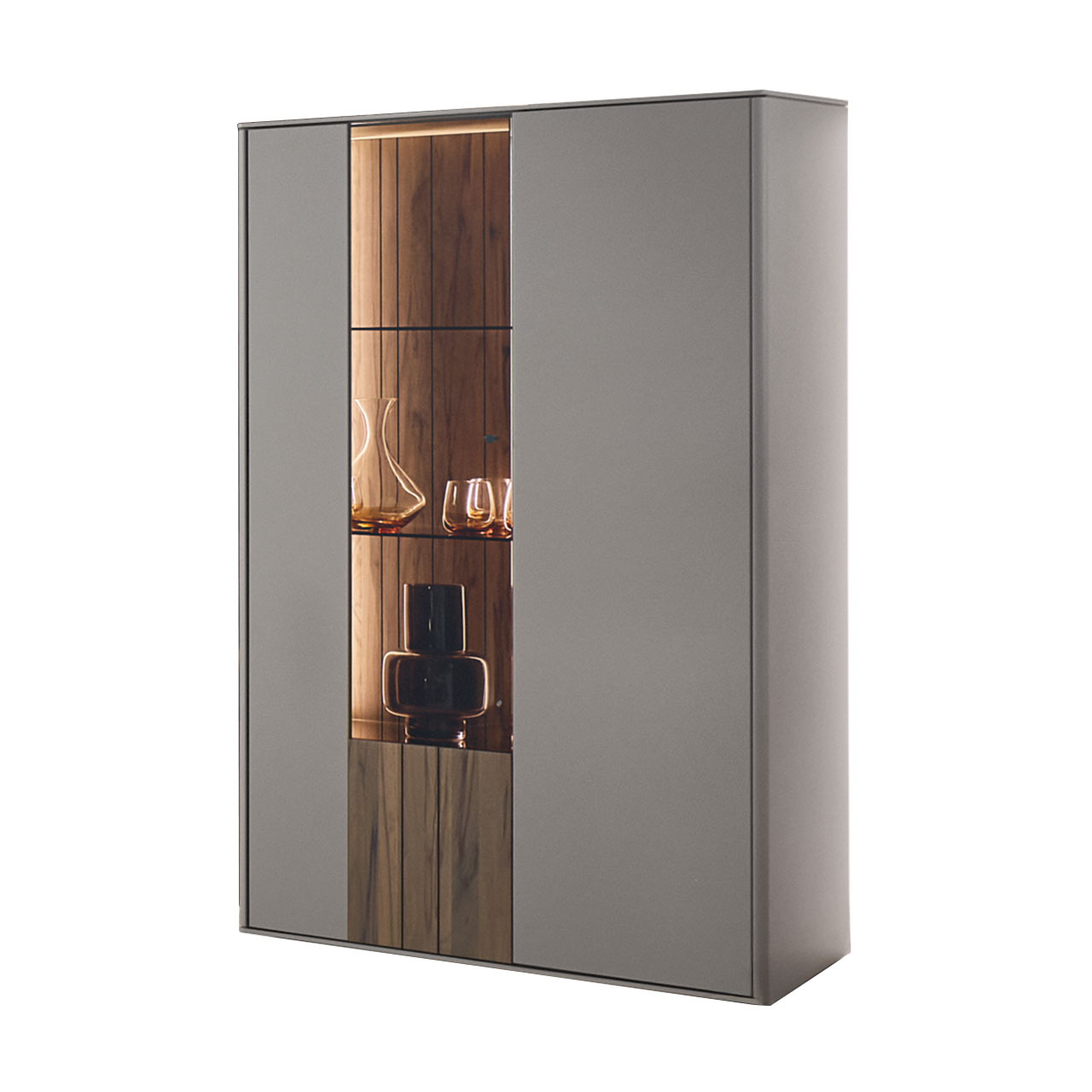 Hartmann AUDRA - Highboard 5610-8092- Lack Sand Modernes zweitüriges Highboard aus Massivholz mit sandfarbenen Lackfronten, mittigem Glasausschnitt und zwei Glasböden vor beleuchteter Rückwand in edler, dunkelbrauner Altholzbuche Uyaa.