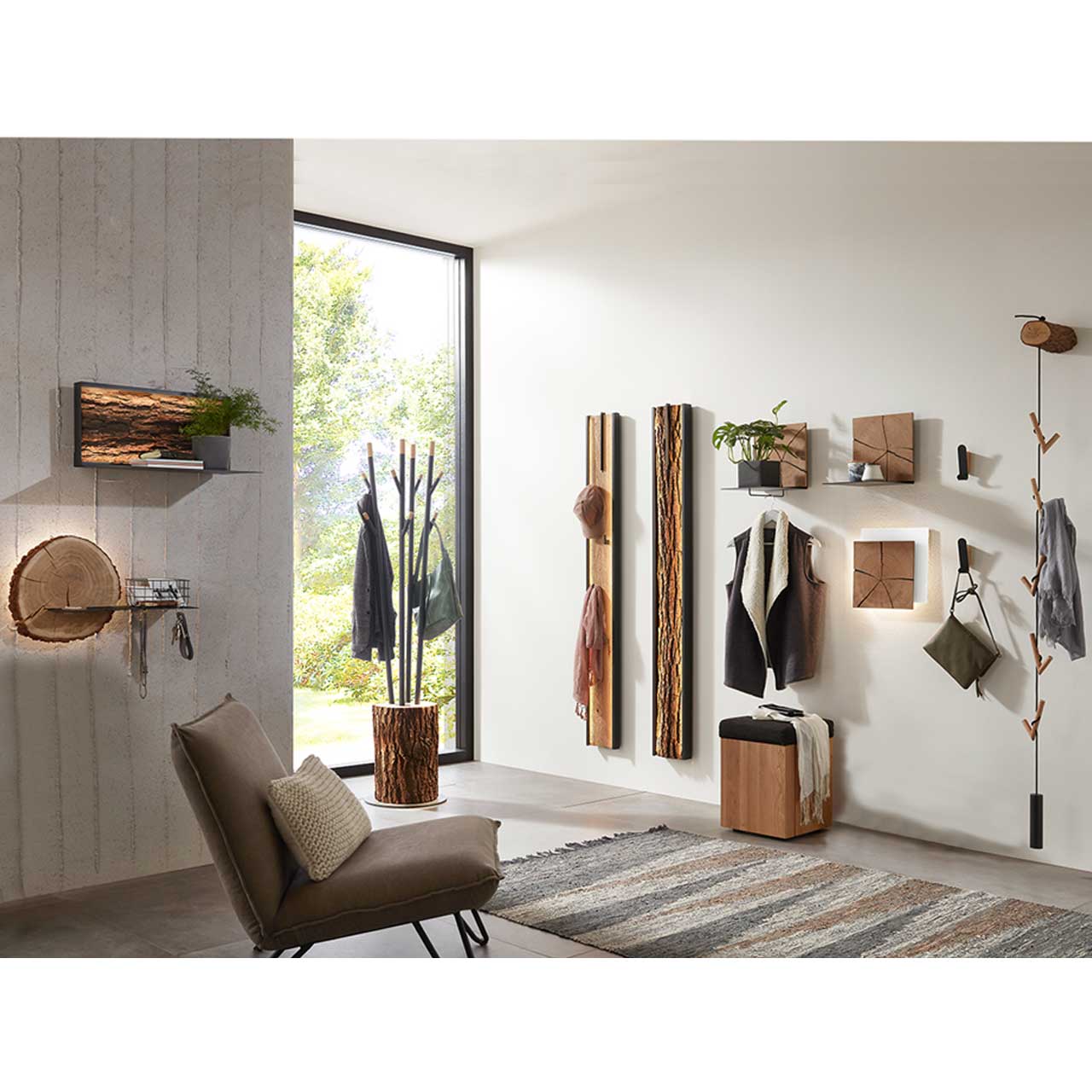 Hartmann RUNA Garderoben - Wandgarderobe 8440-5022 Modern eingerichtete Garderobe mit vielen Kleinmöbeln aus massivem Holz kombiniert mit Metall. Schlüsselablage auf Holzplatte mit Metall, Wandablagen und Wandleuchten mit echtem Hirnholz, Sitzhocker mit Stauraumfach, Wandgarderoben mit Metallhaken uvm.