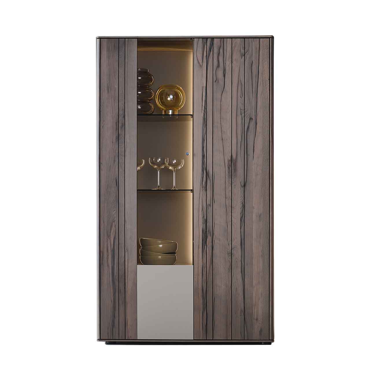 Hartmann AUDRA - Highboard 5610-8096 - Altholzbuche Uyaa Modernes zweitüriges Highboard aus massiver, dunkelbrauner Altholzbuche Uyaa mit edler Holzmaserung, mittigem Glasausschnitt und zwei Glasböden vor beleuchteter Rückwand in modernem Lack Sand.