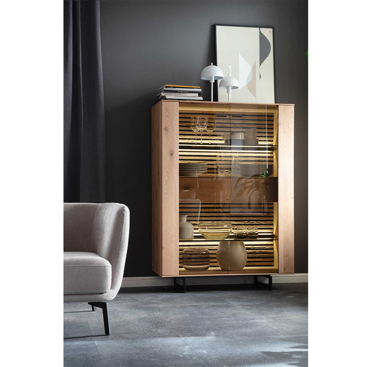 Hartmann - Schöner Wohnen Kollektion Yonna - 8350-7102 Highboard inkl. Füße 1045 - Milieubild